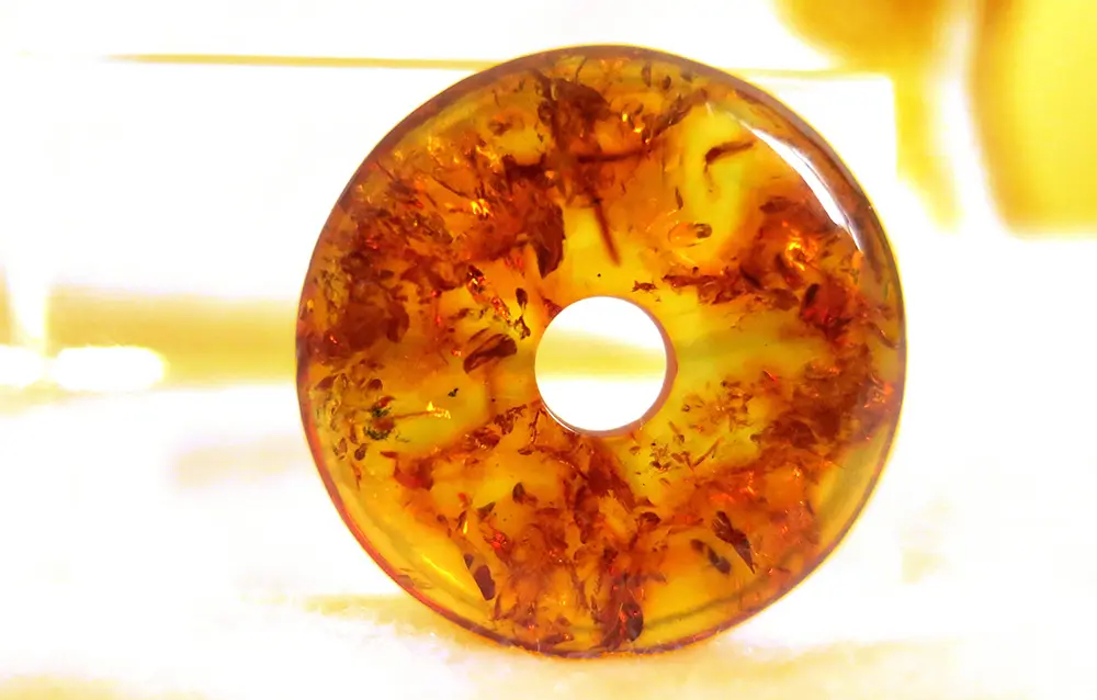 Vòng hổ phách có tác dụng thật không Vòng hổ phách có tác dụng thật không