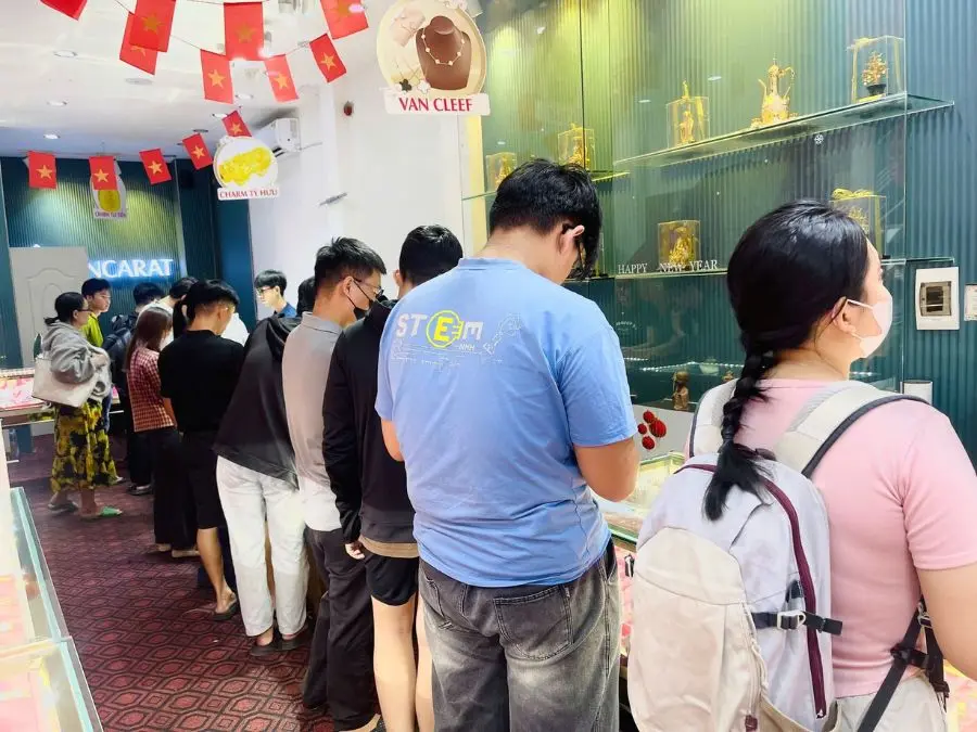 Khách hàng Người dân xếp hàng mua bạc