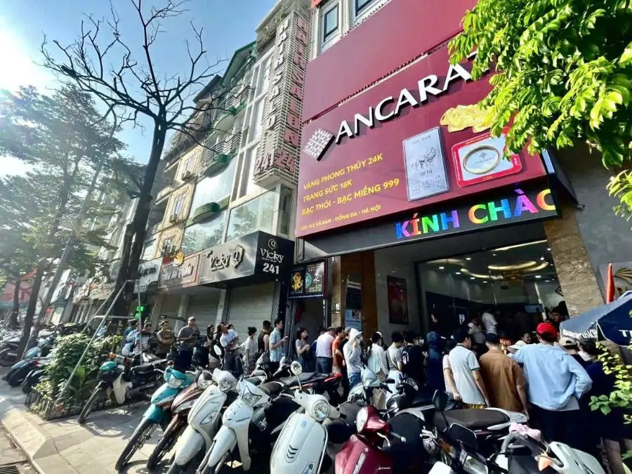 Người dân xếp hàng mua bạc