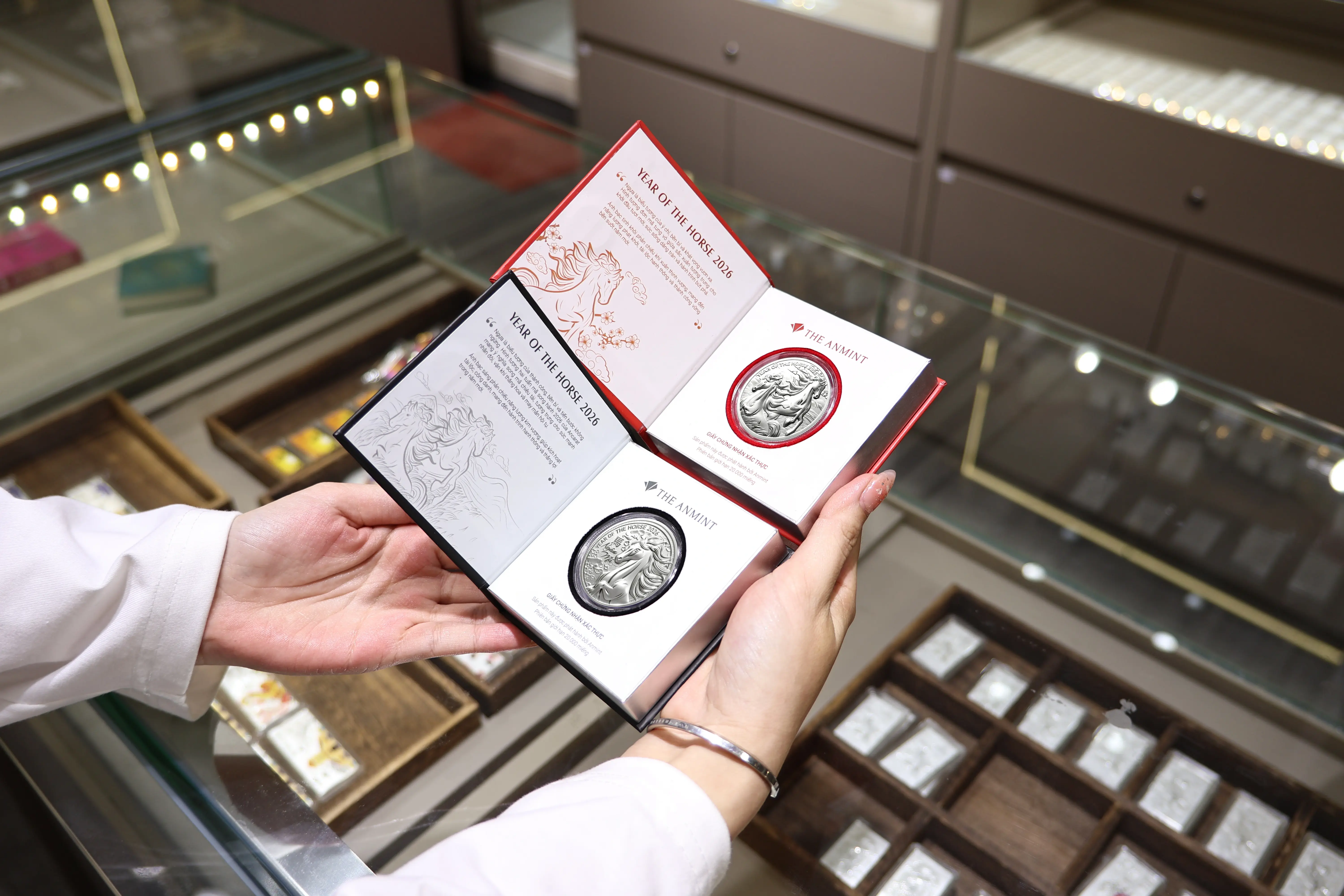 Lựa chọn tích trữ bạc Ancarat Ngân Mã Vượng Phát giúp vận trình năm mới luôn hanh thông và vượng phát. Lựa chọn tích trữ bạc Ancarat Ngân Mã Vượng Phát giúp vận trình năm mới luôn hanh thông và vượng phát.