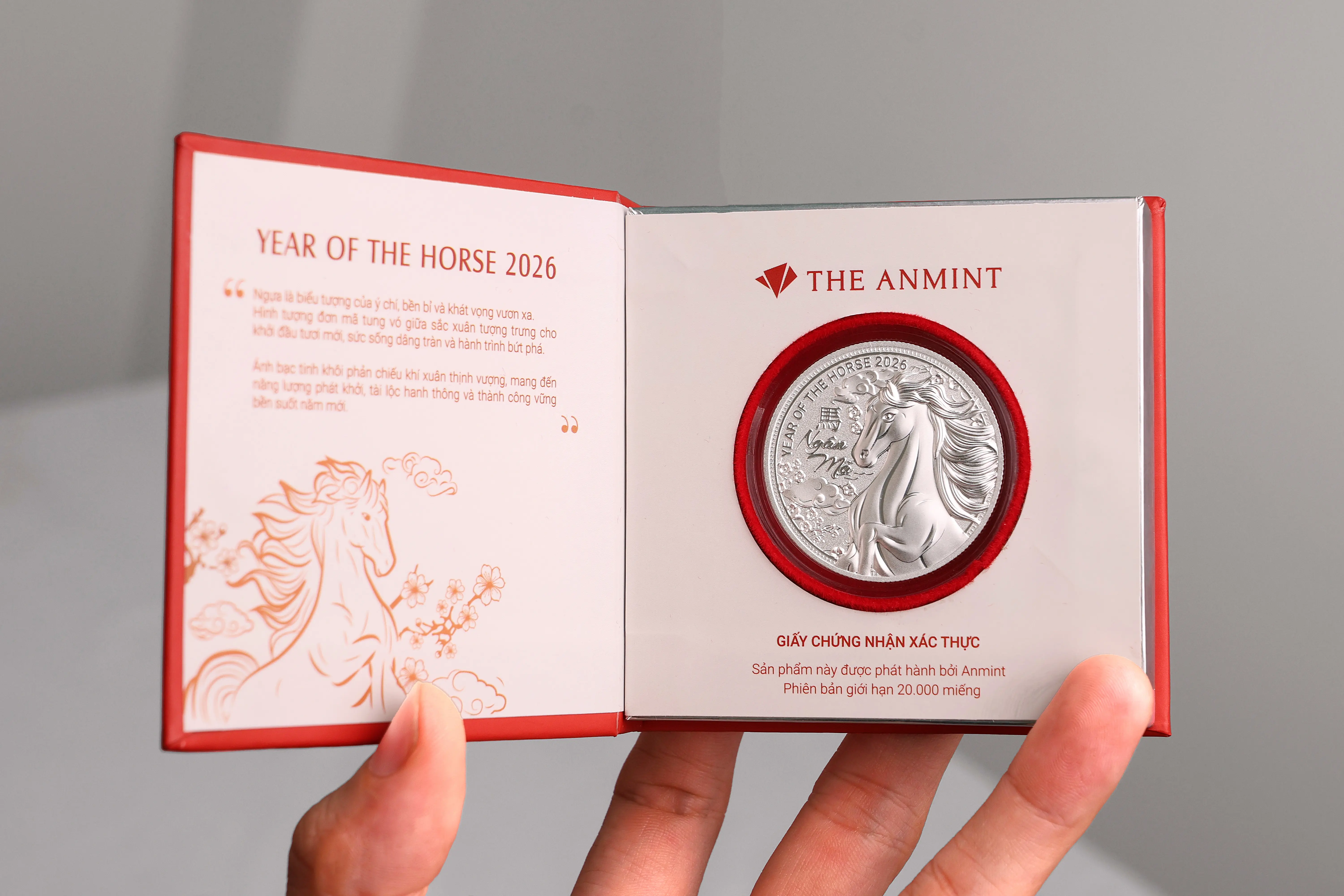 Hộp đựng hình cuốn sách độc đáo đi kèm Giấy chứng nhận xác thực bên trong – Dấu hiệu nhận biết quan trọng của bạc Ancarat chính hãng. Hộp đựng hình cuốn sách độc đáo đi kèm Giấy chứng nhận xác thực bên trong – Dấu hiệu nhận biết quan trọng của bạc Ancarat chính hãng.