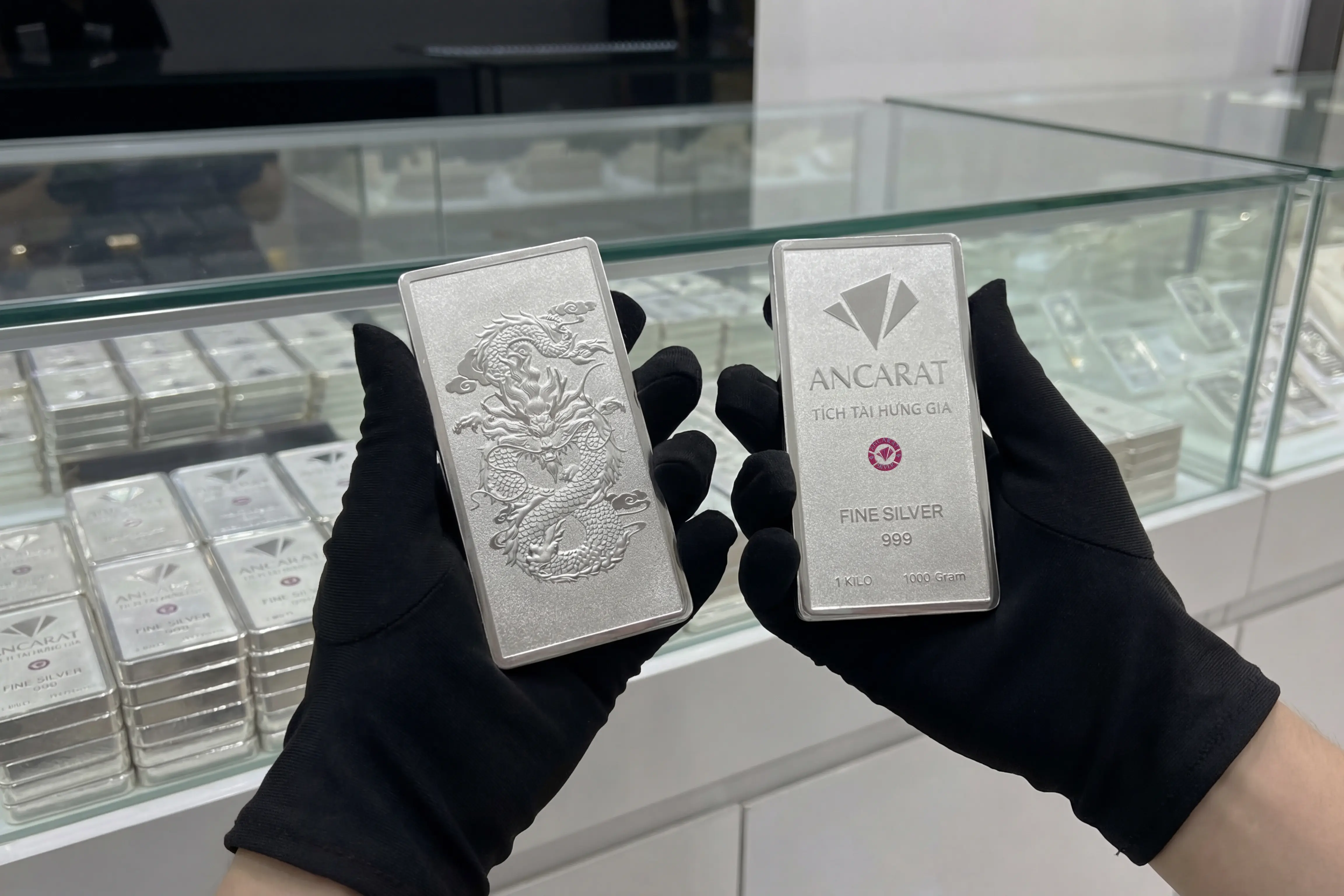 Ngân Long Quảng Tiến là tài sản thực cầm nắm được, không ảo như chứng khoán. Ngân Long Quảng Tiến là tài sản thực cầm nắm được, không ảo như chứng khoán.