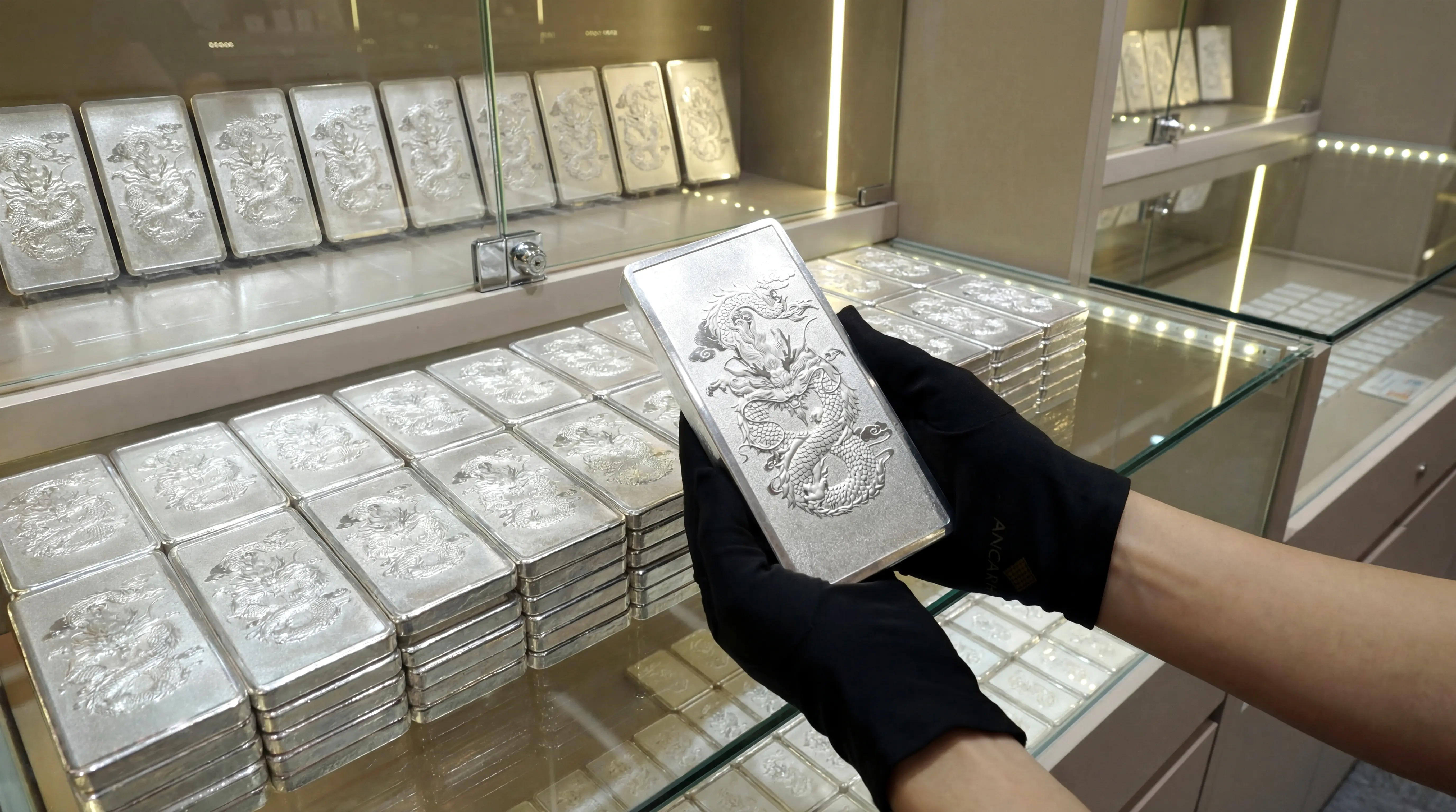 Hiệu suất Ngân Long Quảng Tiến vượt xa lãi suất tiết kiệm, khẳng định vị thế giải pháp bỏ ống heo sinh lời vượt trội từ bạc miếng Ancarat. Hiệu suất Ngân Long Quảng Tiến vượt xa lãi suất tiết kiệm, khẳng định vị thế giải pháp bỏ ống heo sinh lời vượt trội từ bạc miếng Ancarat.