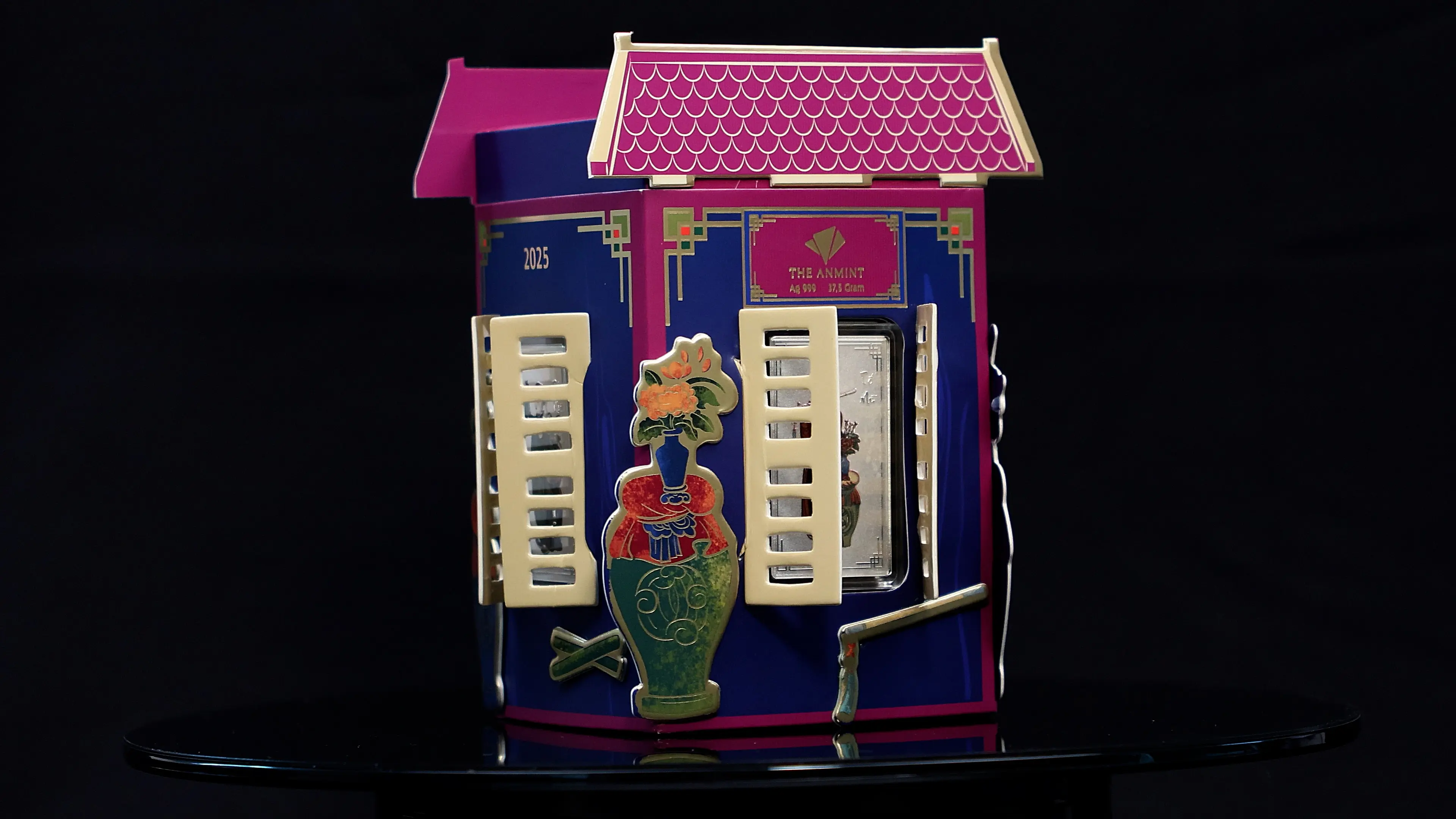 Thiết kế bao bì "mái đình" độc bản biến set Tố Nữ thành món quà Tết sang trọng, mở ra không gian văn hóa xưa đầy cảm xúc.