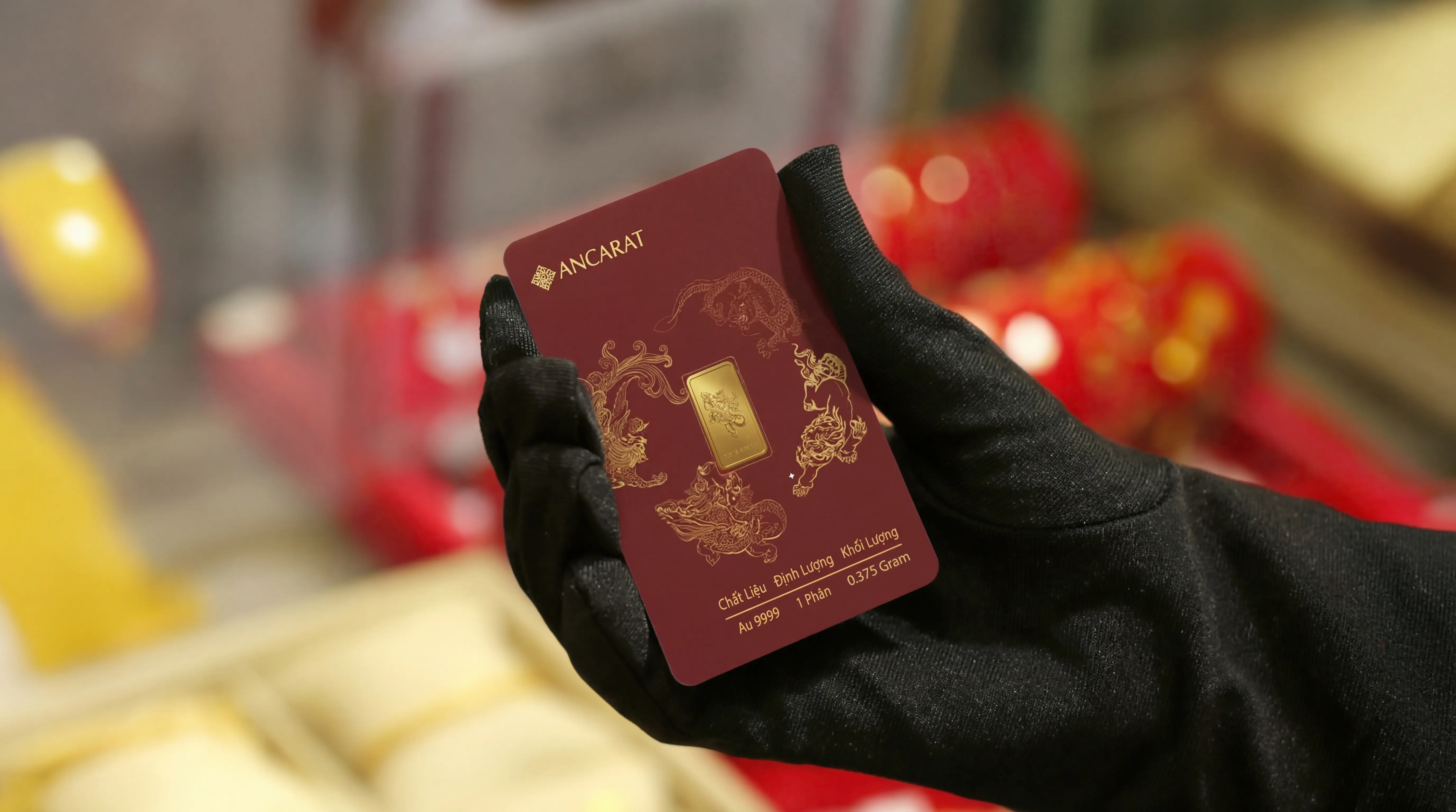 Thiết kế dạng thẻ ATM nhỏ gọn giúp bạn dễ dàng mang theo vàng Long Lân Quy Phụng bên mình để thu hút tài lộc quanh năm. Thiết kế dạng thẻ ATM nhỏ gọn giúp bạn dễ dàng mang theo vàng Long Lân Quy Phụng bên mình để thu hút tài lộc quanh năm.