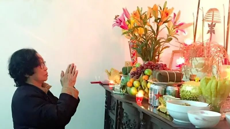 Cách thắp hương giao thừa trong nhà để cầu bình an cho gia đạo. Cách thắp hương giao thừa trong nhà để cầu bình an cho gia đạo.