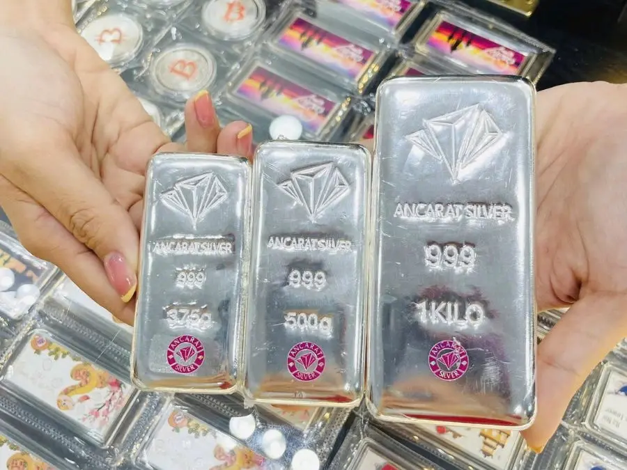 Cận cảnh thỏi bạc tích trữ Ancarat 999 sáng bóng với tem kiểm định chất lượng uy tín. Cận cảnh thỏi bạc tích trữ Ancarat 999 sáng bóng với tem kiểm định chất lượng uy tín.