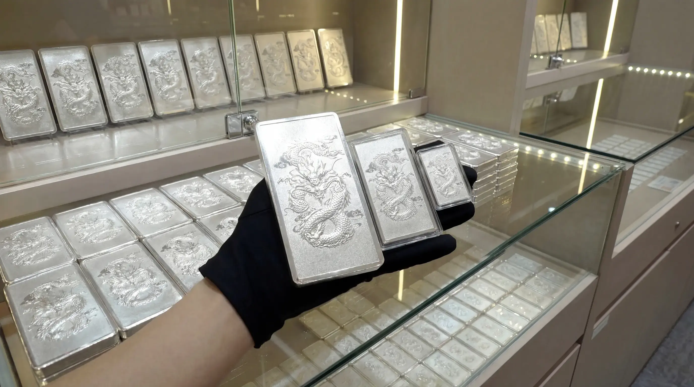 Sản phẩm Ngân Long Quảng Tiến. Giá bạc Ancarat sáng nay bật tăng 1,3% (47.000 VNĐ/lượng), bám sát đà tăng quốc tế. Sản phẩm Ngân Long Quảng Tiến. Giá bạc Ancarat sáng nay bật tăng 1,3% (47.000 VNĐ/lượng), bám sát đà tăng quốc tế.