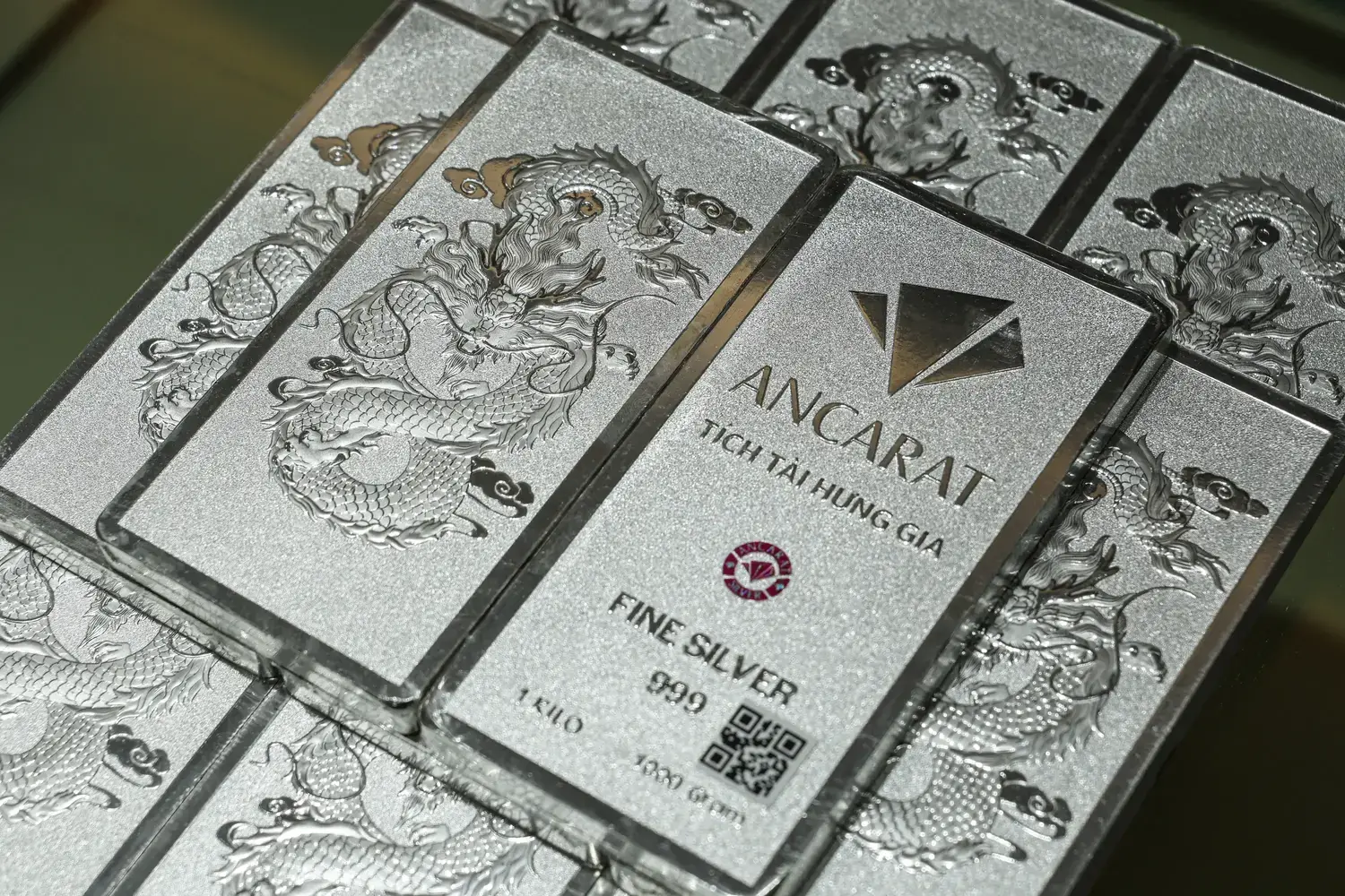 Giá bạc Ancarat sáng nay ghi nhận mức giảm 1,7% (tương đương 62.000 VNĐ/lượng Ngân Long Quảng Tiến) theo đà giảm thế giới. Giá bạc Ancarat sáng nay ghi nhận mức giảm 1,7% (tương đương 62.000 VNĐ/lượng Ngân Long Quảng Tiến) theo đà giảm thế giới.