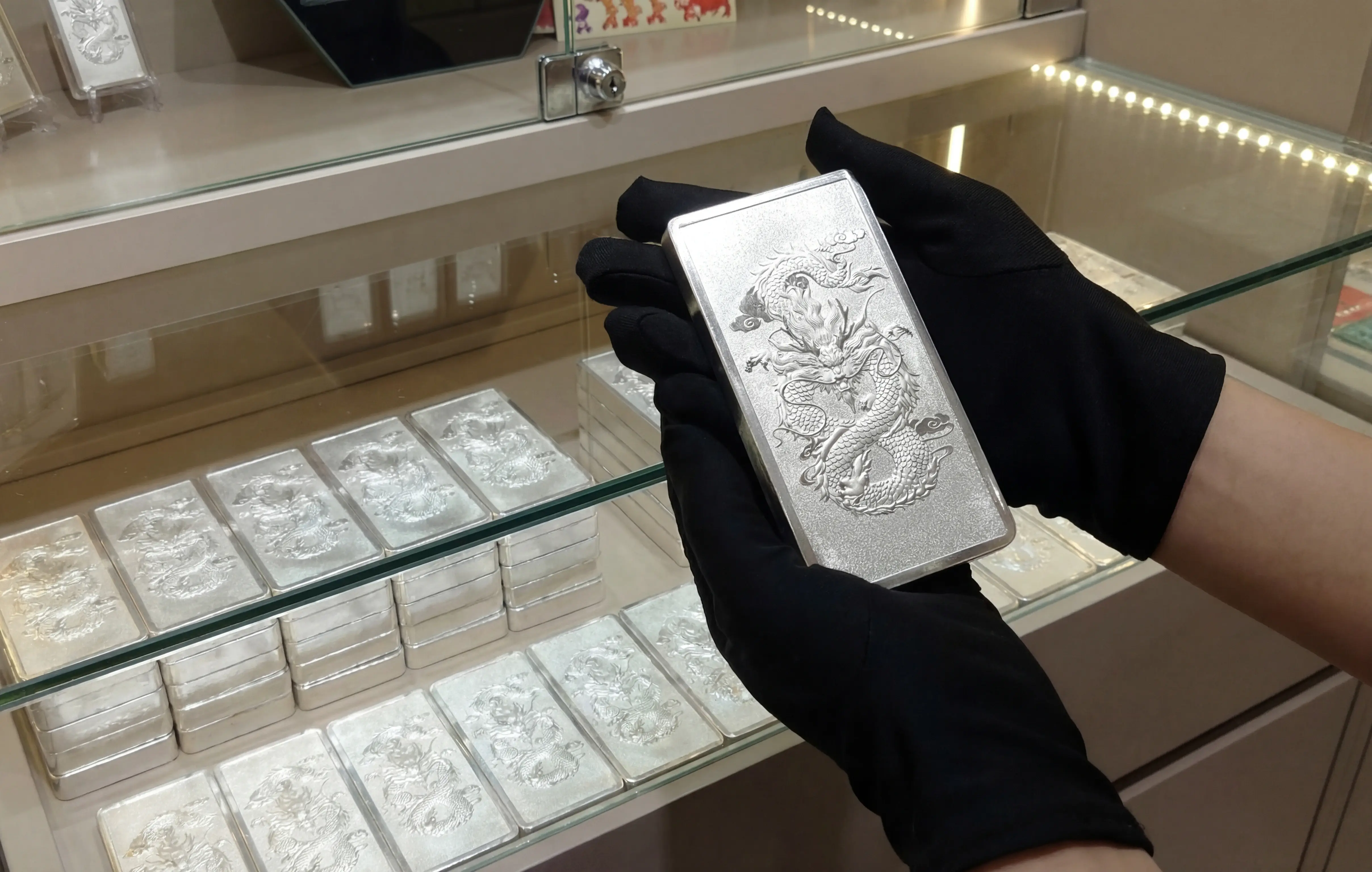 Bạc Ancarat tăng sốc hơn 6% chỉ sau một đêm, đẩy giá bạc hôm nay vượt mốc 3,82 triệu đồng/lượng. Bạc Ancarat tăng sốc hơn 6% chỉ sau một đêm, đẩy giá bạc hôm nay vượt mốc 3,82 triệu đồng/lượng.