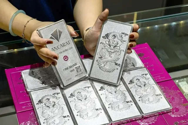 Các thỏi bạc Ancarat 1kg đang khan hàng khi giá bạc liên tục lập đỉnh. Nhà đầu tư đổ xô mua bạc Ancarat tích trữ trước dự báo giá lên 130 triệu. Các thỏi bạc Ancarat 1kg đang khan hàng khi giá bạc liên tục lập đỉnh. Nhà đầu tư đổ xô mua bạc Ancarat tích trữ trước dự báo giá lên 130 triệu.