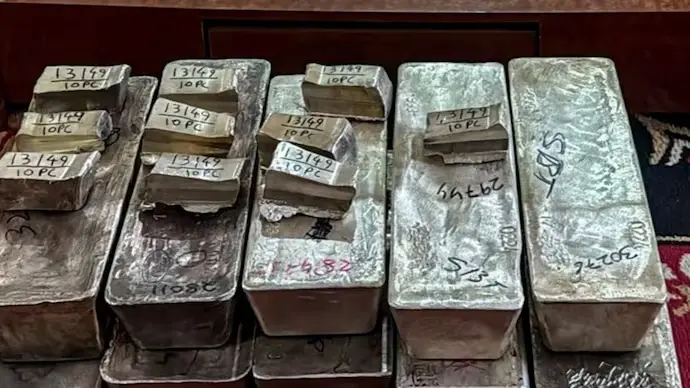 Dòng tiền tìm đến bạc như hầm trú ẩn an toàn trước cảnh báo "Chiến dịch Midnight Hammer" từ cựu Tổng thống Trump và kỳ vọng vào chính sách nới lỏng tiền tệ của Fed. Dòng tiền tìm đến bạc như hầm trú ẩn an toàn trước cảnh báo "Chiến dịch Midnight Hammer" từ cựu Tổng thống Trump và kỳ vọng vào chính sách nới lỏng tiền tệ của Fed.