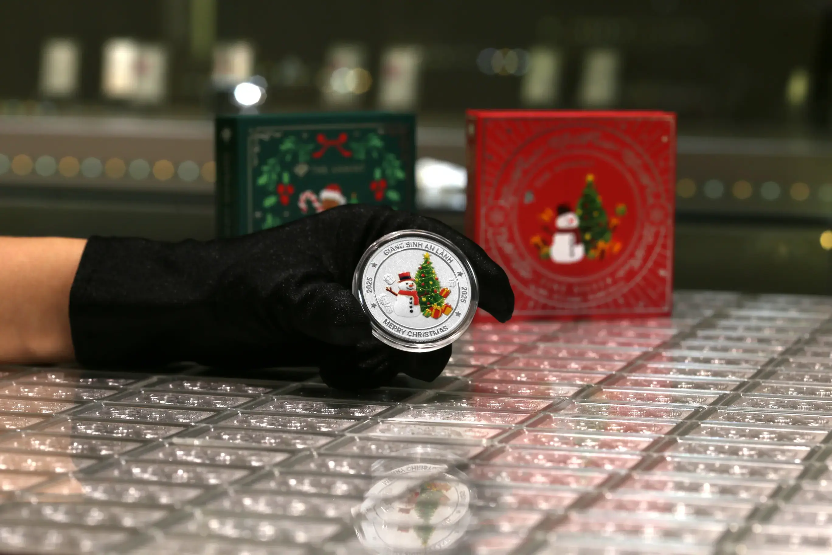 Bất chấp đà giảm sốc của thế giới, bảng giá bạc vật chất trong nước (bạc thỏi/bạc miếng) vẫn giữ được sự ổn định tương đối, chỉ giảm khoảng 4% so với đỉnh. Bất chấp đà giảm sốc của thế giới, bảng giá bạc vật chất trong nước (bạc thỏi/bạc miếng) vẫn giữ được sự ổn định tương đối, chỉ giảm khoảng 4% so với đỉnh.