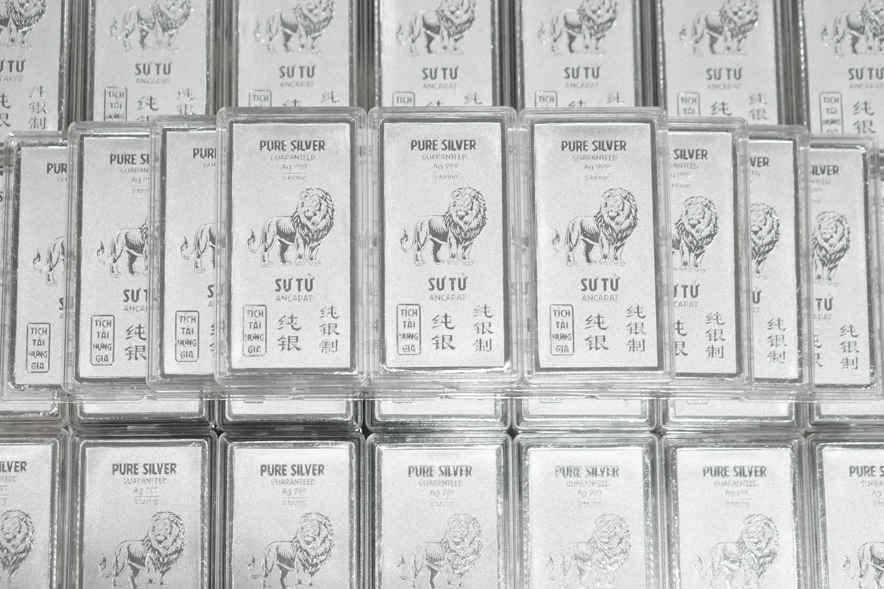 Sắc xanh đã trở lại trên bảng giá bạc Ancarat sáng nay khi giá bán ra bạc miếng Ngân Long tăng gần 1%, đạt mốc 3.264.000 VNĐ/lượng. Sắc xanh đã trở lại trên bảng giá bạc Ancarat sáng nay khi giá bán ra bạc miếng Ngân Long tăng gần 1%, đạt mốc 3.264.000 VNĐ/lượng.