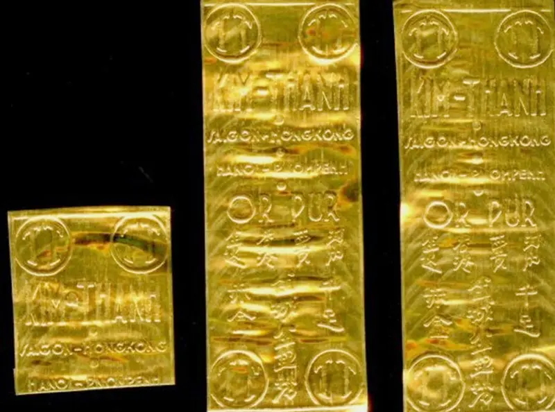 Bộ 3 lá vàng Kim Thành xưa được gói trong giấy dầu mộc mạc – biểu tượng tích sản và giao thương lừng lẫy một thời của người Sài Gòn trước 1975. Bộ 3 lá vàng Kim Thành xưa được gói trong giấy dầu mộc mạc – biểu tượng tích sản và giao thương lừng lẫy một thời của người Sài Gòn trước 1975.