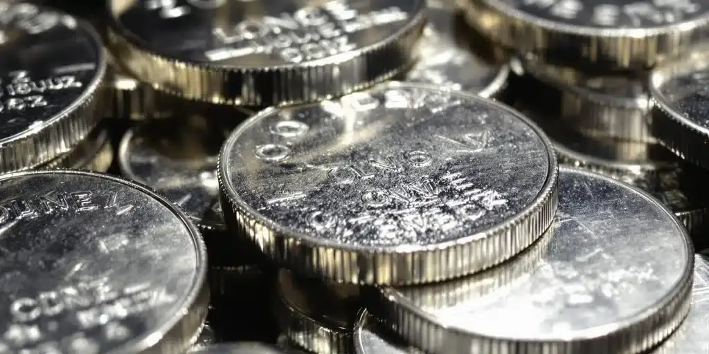 Có giả thuyết về việc Trung Quốc xây dựng đồng tiền kỹ thuật số bảo chứng bằng vàng đang là "ngòi nổ" kích hoạt làn sóng mua gom kim loại quý trên toàn cầu. Có giả thuyết về việc Trung Quốc xây dựng đồng tiền kỹ thuật số bảo chứng bằng vàng đang là "ngòi nổ" kích hoạt làn sóng mua gom kim loại quý trên toàn cầu.