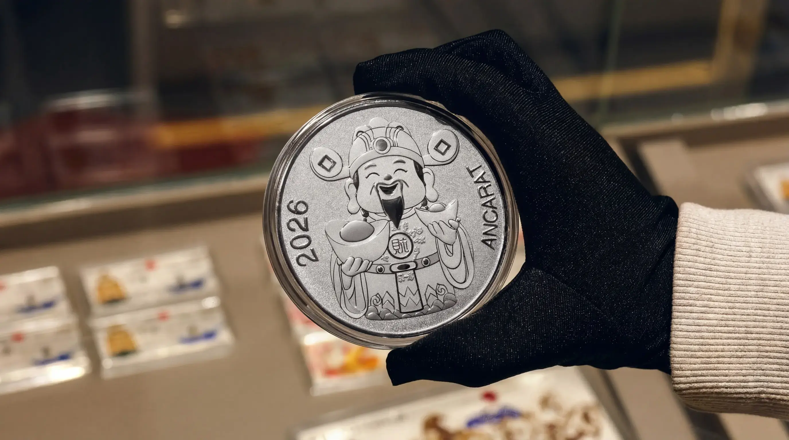 Cận cảnh Thần Tài Vạn Phúc của bạc Ancarat – vật phẩm tích sản bạc vật chất. Cận cảnh Thần Tài Vạn Phúc của bạc Ancarat – vật phẩm tích sản bạc vật chất.