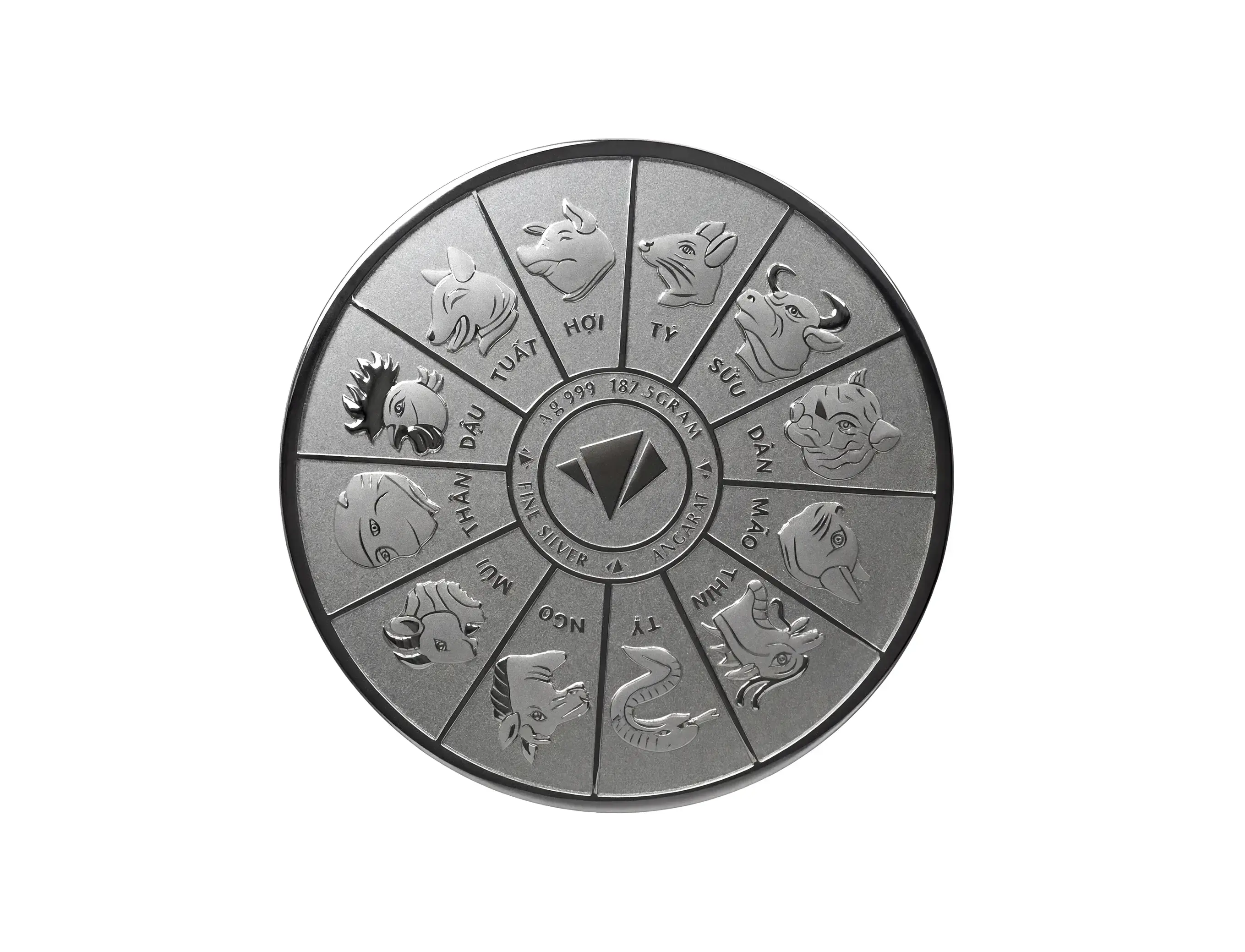 Mặt sau chạm khắc chi tiết 12 con giáp cùng thông số "Ag 999 187.5 GRAM", khẳng định trọng lượng chuẩn bạc 5 lượng đầm tay của thương hiệu bạc Ancarat. Mặt sau chạm khắc chi tiết 12 con giáp cùng thông số "Ag 999 187.5 GRAM", khẳng định trọng lượng chuẩn bạc 5 lượng đầm tay của thương hiệu bạc Ancarat.