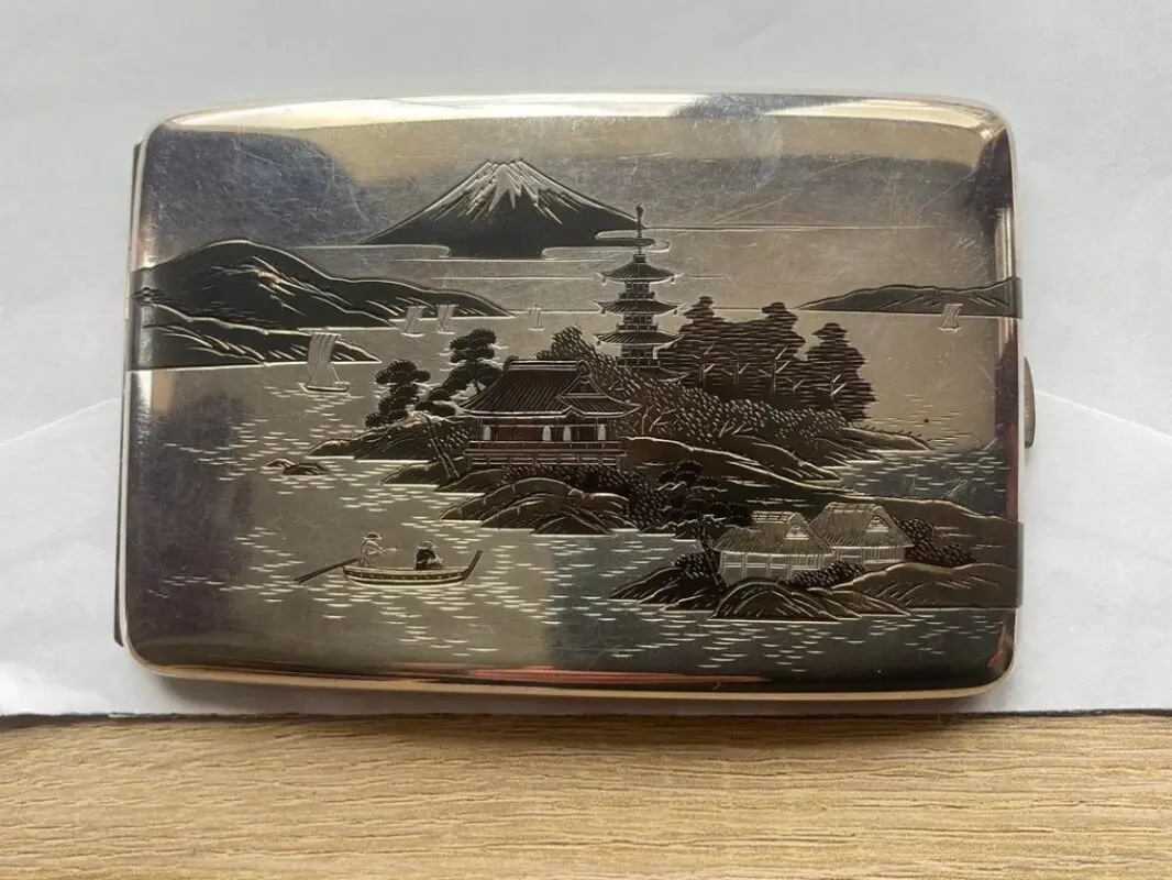 Bạc 950 là bạc chứa 95% bạc nguyên chất và 5% kim loại khác để tạo độ cứng (Nguồn ảnh: r/Hallmarks - Reddit) Bạc 950 là gì