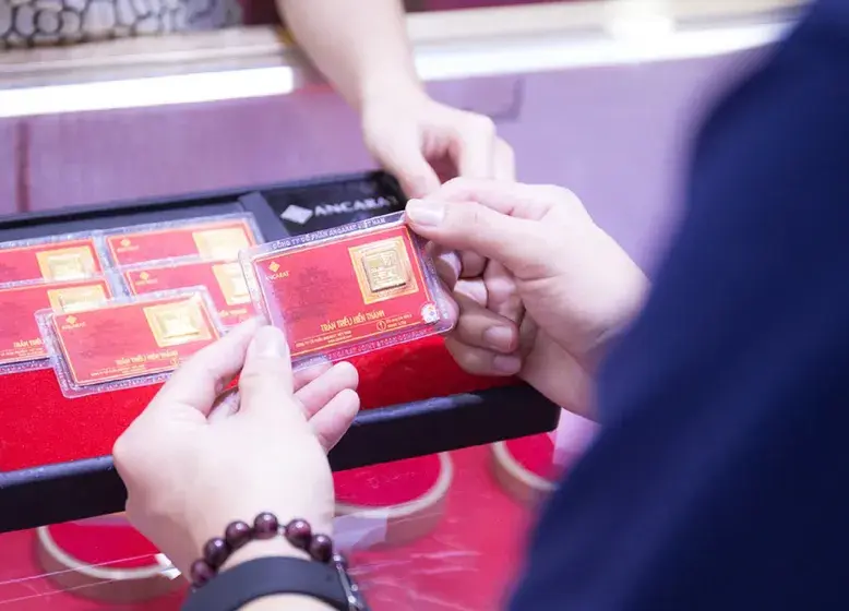 Từng đường nét trên vỉ vàng 1 chỉ 999.9 được dập nổi sắc nét, mang biểu tượng Kim Ấn Trần Triều bảo hộ cho chủ nhân.