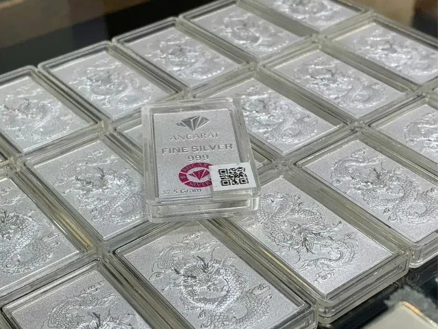 Hình ảnh thực tế các sản phẩm bạc miếng, bạc thỏi 999 của Ancarat như Ngân Long Quảng Tiến.