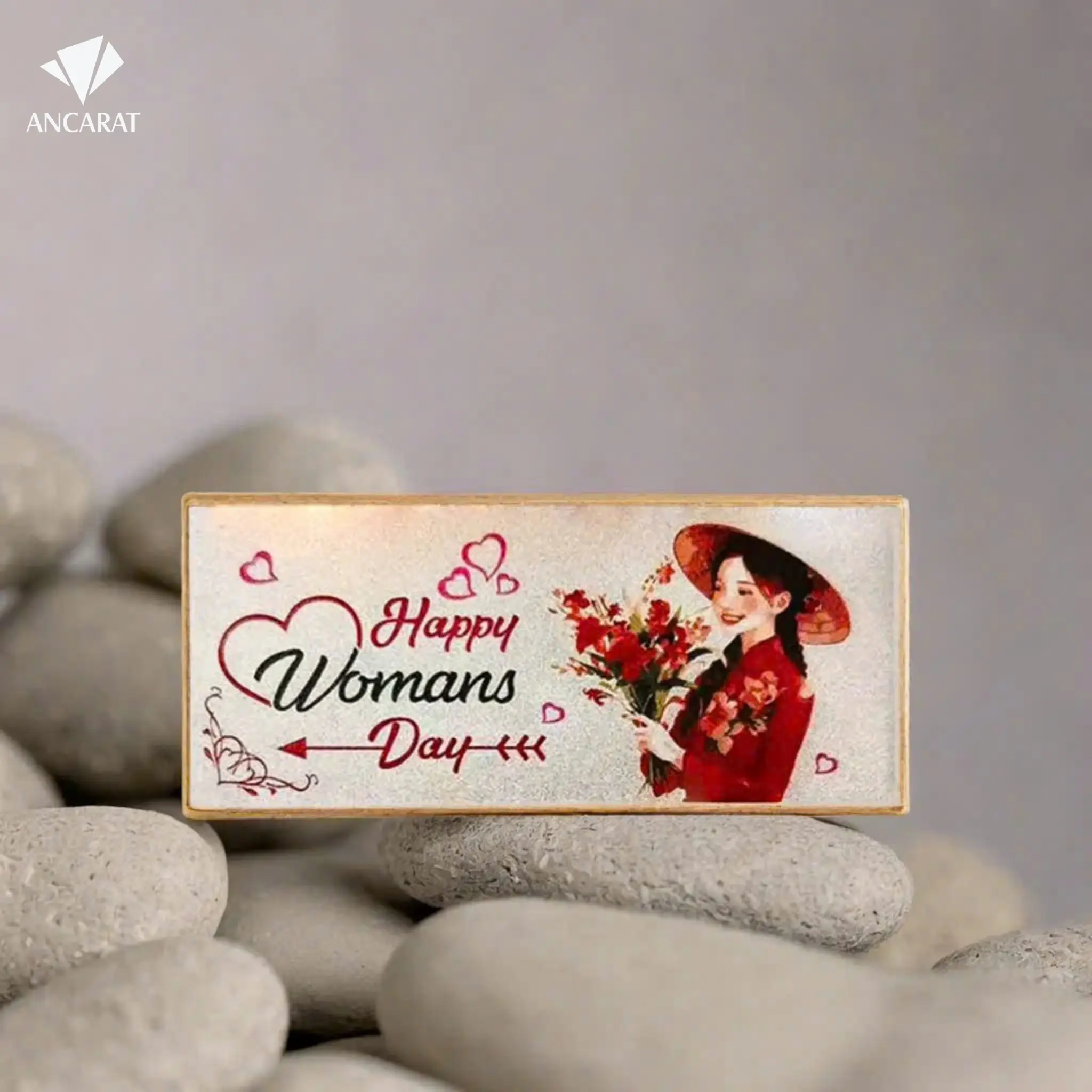 Hình ảnh người phụ nữ Việt duyên dáng trong tà áo dài được dập nổi 3D và in màu UV sống động trên nền bạc Women's Day