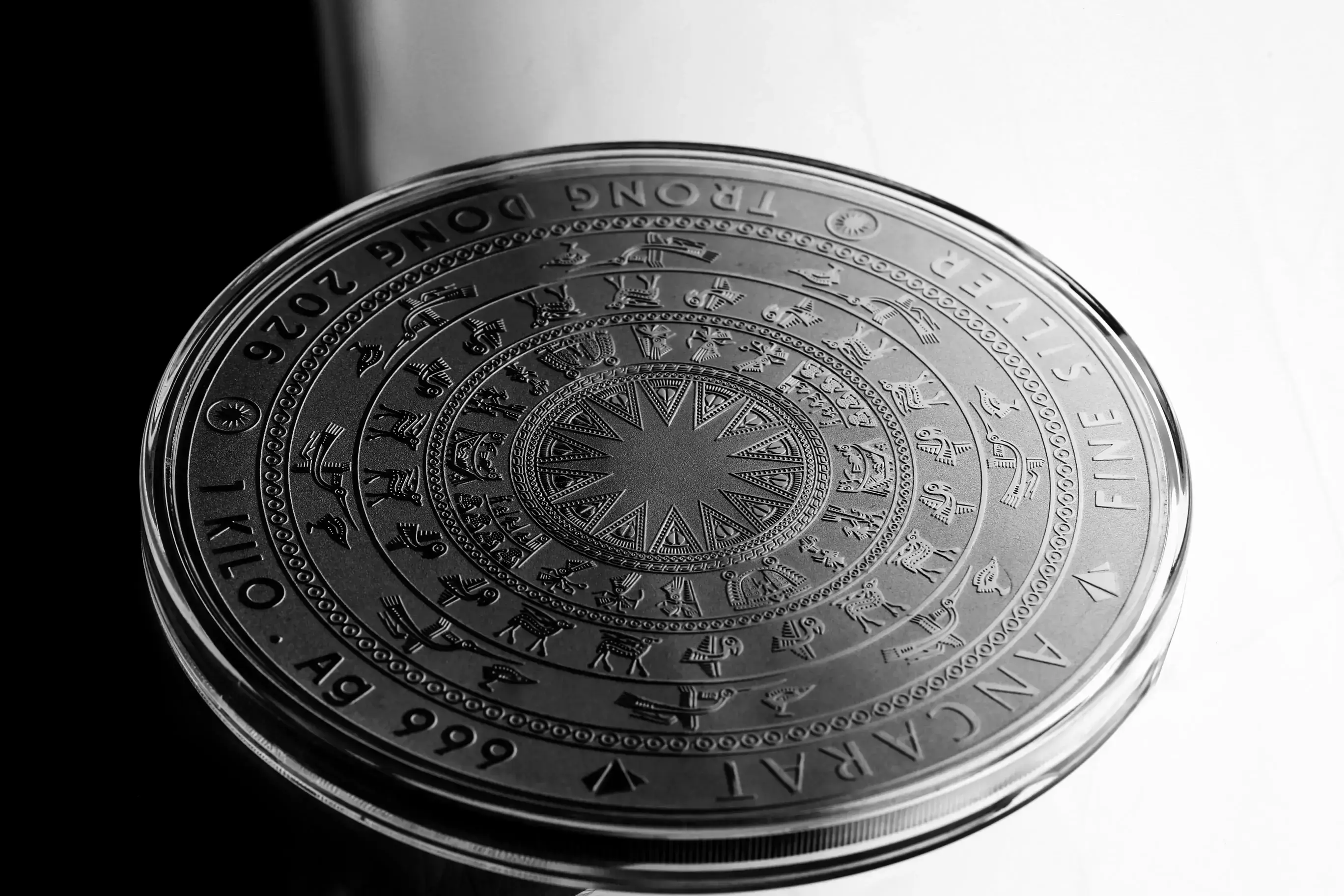 Biến động giá bạc hôm nay chịu ảnh hưởng trực tiếp từ rủi ro đóng cửa eo biển Hormuz và các cuộc tấn công năng lượng vùng Vịnh. Biến động giá bạc hôm nay chịu ảnh hưởng trực tiếp từ rủi ro đóng cửa eo biển Hormuz và các cuộc tấn công năng lượng vùng Vịnh.