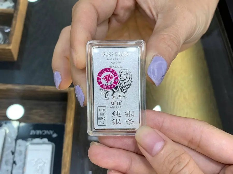 Tại sao đeo bạc bị đen? Nguyên nhân là gì